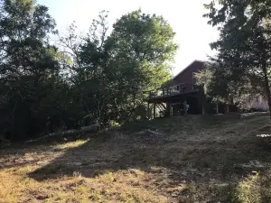 River cabin w access.  close to town. Hot tub! 35 foot deck