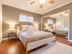 @ Marbella Lane - Charming 4BR Bungalo for Relaxing Retreat