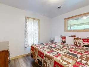 Dog-friendly home near Petenwell Lake - gas grill & outdoor dining area