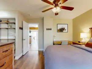 Spacious mountain retreat minutes from Beavercreek w/shared pool/hot tub & patio
