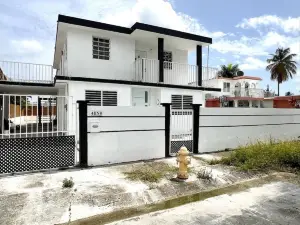 Elegante casa remodelada de 3 habitaciones con patio cerca del aeropuerto y las playas