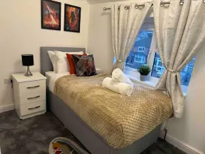 3-Bed Home Sleeps 8 Ideal for Large Groups