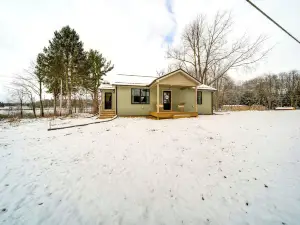 Walk to Lake: Pet-friendly Cottage in Jamestown!
