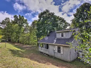 11 Mi to Boone Secluded Pet-Friendly Cabin!