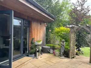 Thistle Lodge - Quiet Garden Lodge with Off Road Parking