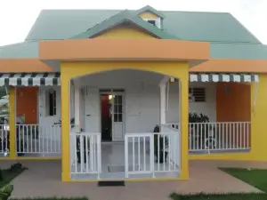 House with 2 Bedrooms in Sainte Anne, with Enclosed Garden and Wifi Near the Beach