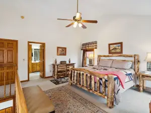 Solar Powered, Mountaintop Chalet with Hot Tub - Pet Friendly! 3 Bedroom Chalet by Redawning