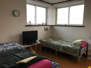Misato Kinenkan, A Guest House Full of Cats