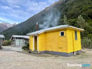 Basic, Super 'Cosy' Cabin in the Middle of National Park and Mountains