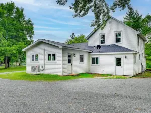 Cozy Holcombe Home w/ Fire Pit: Near Trails!