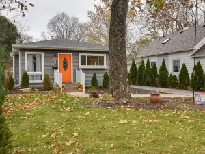 Eclectic Iowa City Cottage w/ Fire Pit!