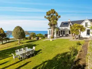 The Professor's Beach House - Brighton Home
