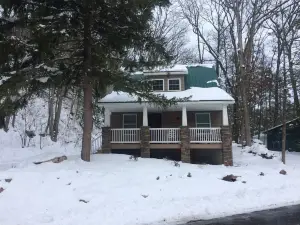 Clean!! Charming Cottage! Waterviews, WiFi, Outdoor Firepit, New Canvas, art, TV