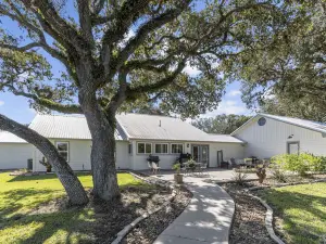 2 Houses/5+Bedrooms! Party Barn with Games!  Stocked Pond!  on 5 Acers-Sleeps 17