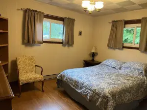 Close to town, the college and a beautiful serene surrounding