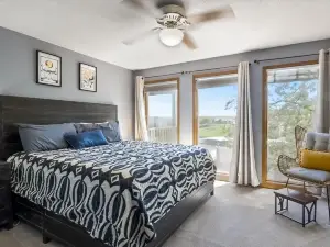 1st-floor condo with incl. boat slip & lake-view deck + on-site pools & hot tub