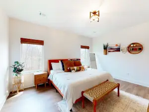 Daviot Dream House - Unit 101: Luxe Lakeside Escape