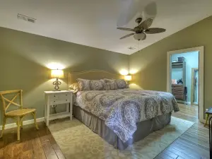 Charming Cottage with Spacious Deck and Modern Kitchen - Quaint Retreat