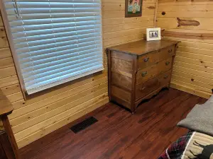 Cozy 2-bedroom cabin with WiFi, AC in serene Big Stone City