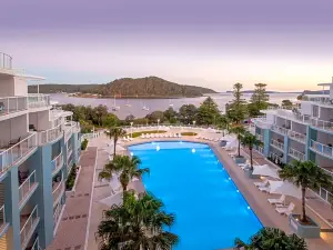 Base Holidays - Ettalong Beach Premium Apartments