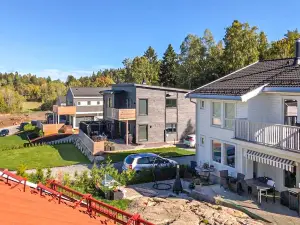 Nice Home in Nordre Frogn with Wifi and 5 Bedrooms