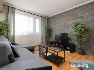 Spacious and Bright Flat Between Airport & Center