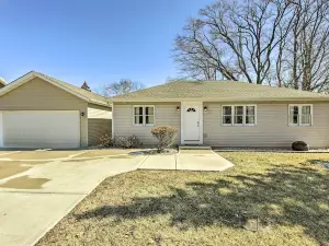 Twin Lakes Escape w/ Deck < 1 Mi to Beach!