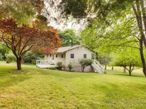 Cozy Nonny Cottage Near Appalachian Trail!