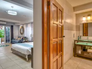 Tropical Suites Hotel