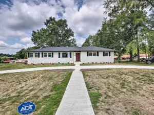 Modern, Colorful Home ~ 2 Mi to Tuskegee Uni