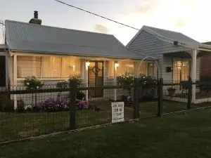 The Seaside Cottage - Fully Equipped Home, 4 Bedrooms on the Foreshore