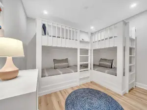 Lakefront Stunner on Lake Sinclair!