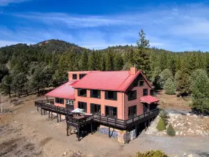 THE HAWK'S NEST RETREAT - A Stunning Family and Corporate Retreat