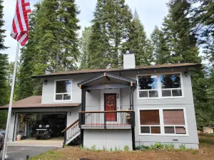 New Listing! Perfect location around the corner from Rec 2 in LACC!