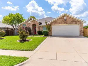 Private Heated Pool, Big Hot Tub, Fenced Yard, Fire Pit, 6 TVs, 1500 Video Games