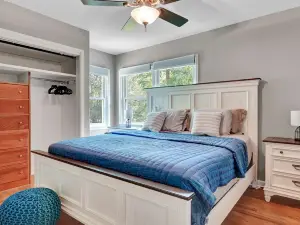 Family and Dog friendly  getaway, 5 minutes to Owasco Lake.