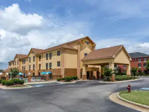 加納克萊頓I-40舒適酒店