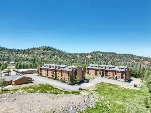 Cozy Retreat with Indoor Pool and Hot Tub - Charming Mountain Haven