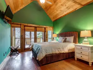 Beautiful lakefront house with full kitchen, private dock, & hot tub