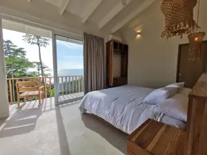 Casa Luna - Private Suites with Ocean View, Pool, AC, WiFi