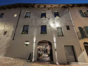 อูเวรูมส์ แอนด์ ไวน์บาร์