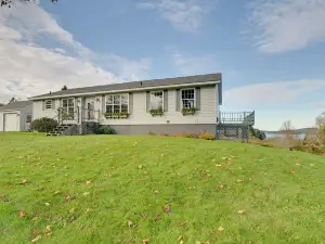 Maine Retreat w/ Ocean Views, Walk to Downtown!