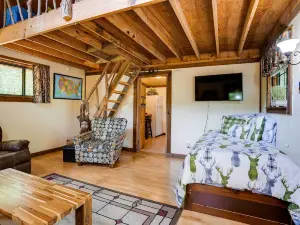 Cozy Georgia Abode w/ Deck, Fire Pit & Lake Access