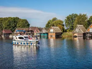 วินเทจ เฮาส์โบ๊ตส์ แอท นีเดอร์วิลเลอร์ ฮาร์เบอร์ บาย คูห์นเล-ทัวร์ส