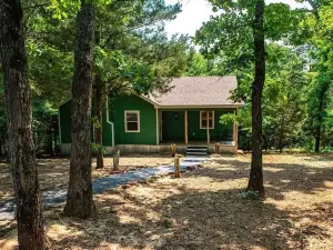 The Leanin' Tree - Nestled Amongst the Piney Woods of East Texas 2 Bedroom Cabin by RedAwning