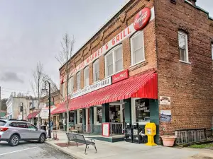 Walk to Main Street Eats Remodeled Saluda Apt