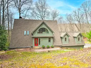 Amazing A-Frame w/ Private Hiking + Amenities