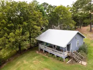 Doyline Cottage w/ Large Porch & Lake Access!