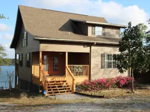 Secluded Lakehouse on 100-acre Spring-fed Lake