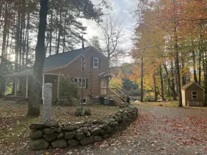 Cozy Lakeside Year Round Retreat ☀️🛶 🎣 🏊 🍁 🎃 🍎 🎿🏂 ❄️  & 🐾 are welcome 😊